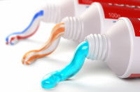 Trois tubes de dentifrices alignés