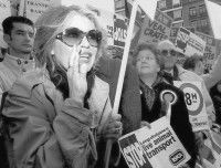 Brigitte Bardot en train de manifester pour les droits des animaux