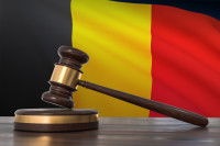 Un maillet posé devant le drapeau belge