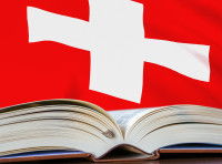 Un gros livre ouvert devant le drapeau suisse