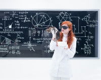 Une scientifique tient un chat et mène une expérience devant un tableau noir rempli de calculs compliqués