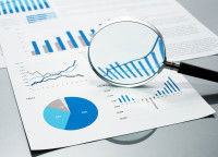 Une feuille de statistiques examinée à la loupe