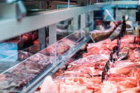 Des morceaux de viande dans la vitrine d'un boucher