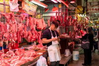 Un étal de viande dans un marché à Hong Kong