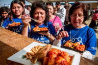 Des Péruviennes mangeant de la viande de chat pendant le festival gastronomique du chat, au Pérou