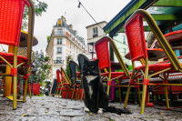 Un chat noir à la terrasse d'un café