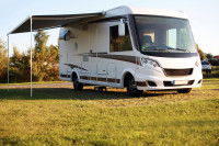 Un camping-car garé dans un parc