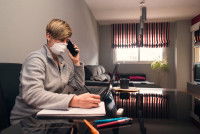 Une femme au téléphone avec son masque chirurgical