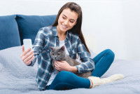 Un jeune maitresse se prend en photo avec son chat