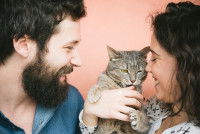 Un couple prenne leur chat dans les bras