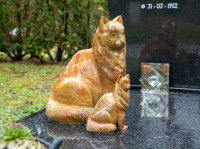Statuettes de chat posées sur une tombe