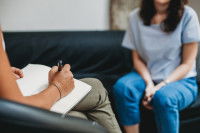 Une femme parle avec son psychologue