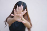 Une femme dans le déni se défend en tendant les mains devant elle