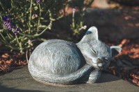 Statue funéraire de chat sur une pierre tombale