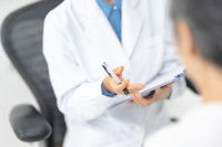 Un homme discute avec un vétérinaire