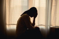 Une femme triste pleure dans sa chambre