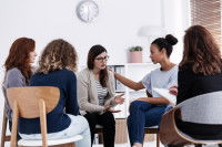 Une femme exprime sa souffrance dans un groupe de parole