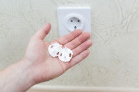 Un maitre montrant une protection pour prise