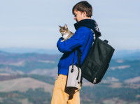 Un randonneur marchant en portant son chat