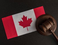 Un maillet à côté d'un drapeau du Canada