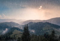 Un paysage montagneux sous la pluie