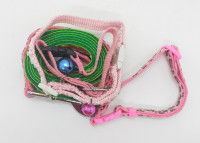 Une pile de laisses et de harnais pour chat