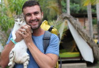 Un homme et son chat arrivent dans un camping