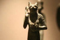 Une statue de Bastet, divinité égyptienne ayant une apparence de chat