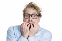 Un homme à lunettes paniqué