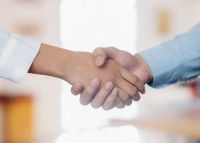 Une poignée de main entre femmes