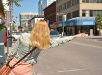 Une femme blonde appelant un taxi