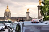 Plusieurs taxis pris en photo