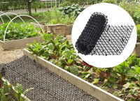 Un tapis à picots installé autour d'un jardin pour repousser les chats