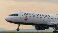 Un avion d'Air Canada au moment de la rotation lors du décollage