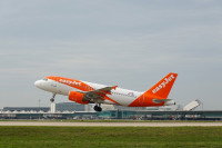 Un avion Easyjet en train de décoller