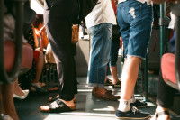 Plusieurs passagers se tenant debout dans un bus