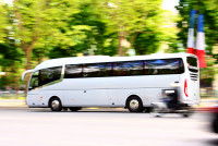 Un car blanc roulant à toute allure