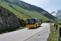 Un bus jaune roulant sur la route