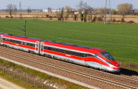 Un train Trenitalia en marche sur la ligne Milan - Bologne (Italie)