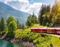 Un train qui longe un lac en Suisse