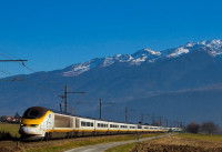 Un train Eurostar avec des montagnes en arrière-plan à Grésy-sur-Isère (France)