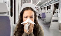 Une femme en train de se moucher dans un train