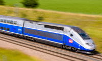 Un TGV qui circule dans la campagne française