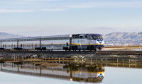 Un train Amtrak qui traverse le marais d'Alviso (États-Unis)
