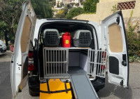 Un véhicule "taxi animalier" équipé pour le transport d'animaux