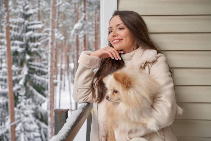 Un Spitz Allemand dans les bras de sa propriétaire