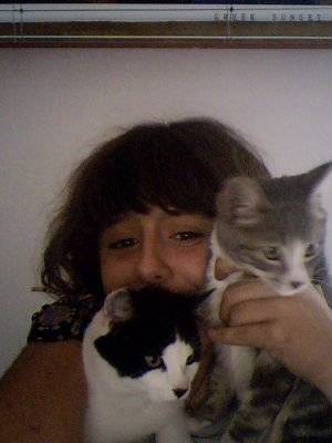 Gribouille(male)(noir et blanc) & Biscotte(femmelle) (grise) et moi avec les 2 loulous ^^ - (4 mois)