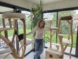 Stéphanie, Créatrice d'arbres à chats décoratifs en bois